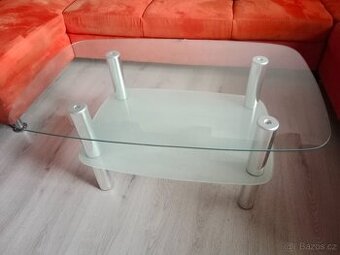 Skleněný konferenční stůl.