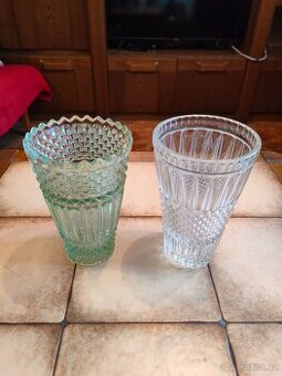 Retro vázy z lisovaného skla 2 ks + bulharský porcelán