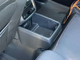 Zadní odkládací schránka na středový tunel Škoda Octavia IV