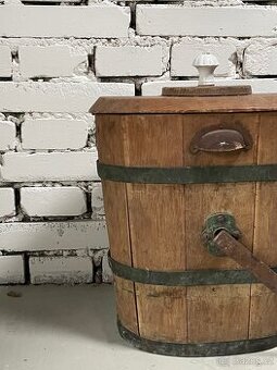 historický dřevěný máselník - 1