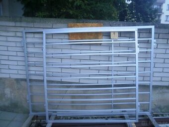 Kachličky a okenní mříže