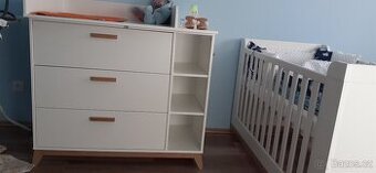 Rostoucí postýlka, komoda s přebalovacím pultem