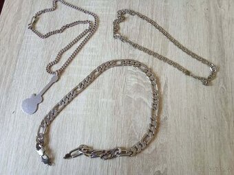 Masívní řetězy na krk z bílého kovu