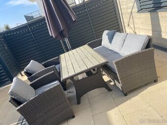 Zahradní nábytek, slunečník a gril s udírnou