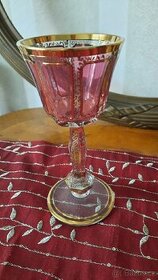 Sklenka na víno z  růžového skla