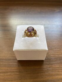 Zlatý dámský prsten s fialovým kamenem