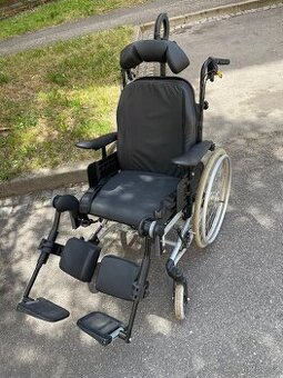 Polohovatelný invalidní vozík