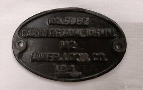 Výrobní štítek amerického kanónu Howitzer M2A2 ráže 105mm - 1
