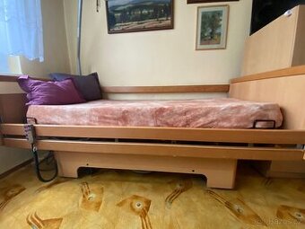 Polohovací elektrická zdravotní postel s matrací