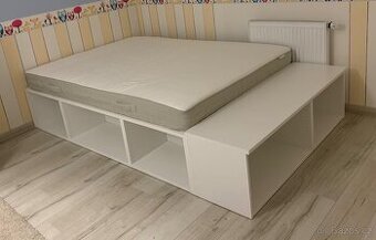 Elegantní postel s matrací a bohatým úložným prostorem