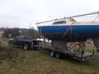 plachetnice 8,3 m naftový zabudovaný motor přívěs s STK