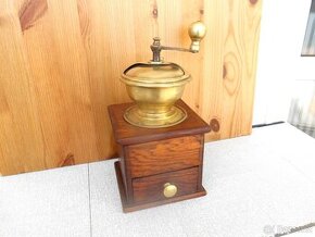 Velký kafemlýnek s mosazí