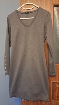 Šedé šaty s knoflíky na rukávech