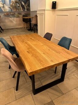 Masivní dubový jídelní stůl