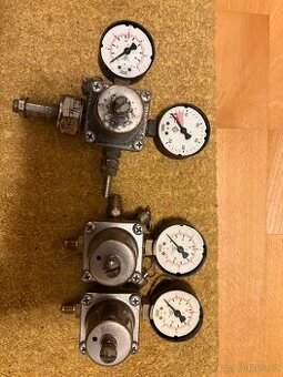 Mechanický regulátor tlaku s nanometry WIKA