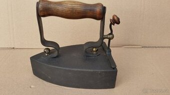 Stará větší žehlička patent W.LUNDH No 5 nahřivacím tělískem