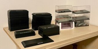 Podstavce a vitrínky pro modely Škoda 1:43 – 60 ks + 7 ks