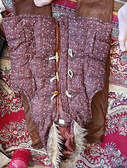 Dámská polstrovaná vesta s kapucí