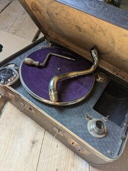 Přenosný gramofon na kliku