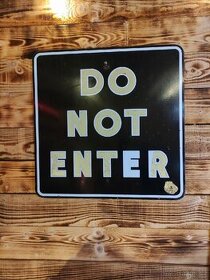 Další Pecka z USA smaltová cedule DO NOT ENTER