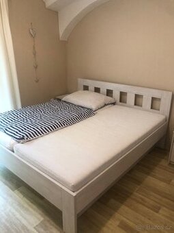 Ložnice , noční stolky a satni skříň