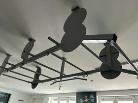 stropní žebřik na ruckovani s hrazdami na přítahy s terči - 1