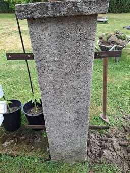 Betonové sloupky za odvoz