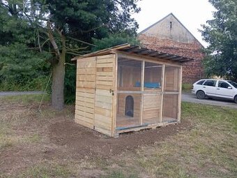 Dřevěný kotec pro psy.
