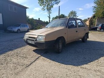 Škoda Favorit r. v. 1990 + druhý skelet auta zdarma
