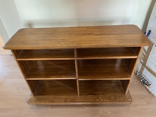 Dřevěný stolek na TV