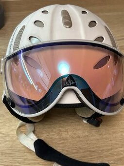 Dámská lyžařská přilba se stitem
