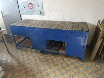 Masivní průmyslový dílenský stůl - ponk