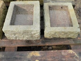 Kamenné květináče, truhlíky, misky