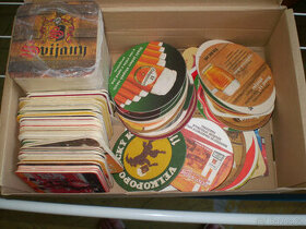 Krabice pivních tácku.