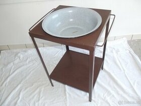 Starožitný, kovový stolek pro lavor