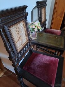 Starožitné židle a stolek potažen kůži