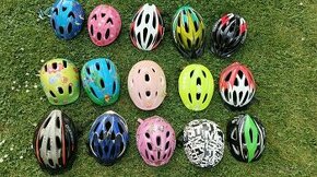 Cyklistické různé helmy horní řada modrá (v zadu prasklá ) a
