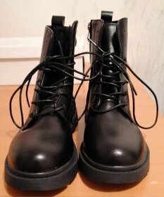 Dámské úplně nové koženkové černé kotníkové boty _38/38.5