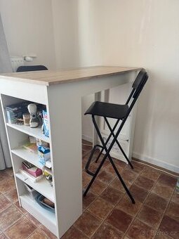 Barový stůl a dvě židle