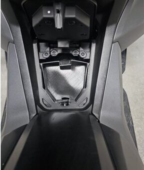 Honda ADV350 přihrádka na klíče