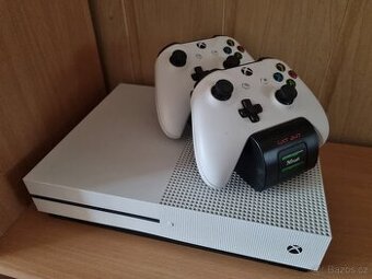 Xbox One S 500GB, 2x Ovladač, 54x Hra.