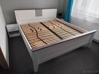 Manželská postel, noční stolky