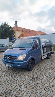 Odtahovka Mercedes Benz.