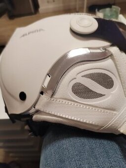 Dámská lyžařská helma