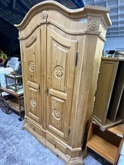 Dřevěná šatní skříň