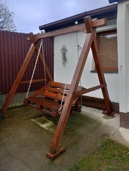 Bytelná zahradní houpačka