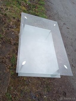 Skleněný konferenční stůl obdélníkový tvar