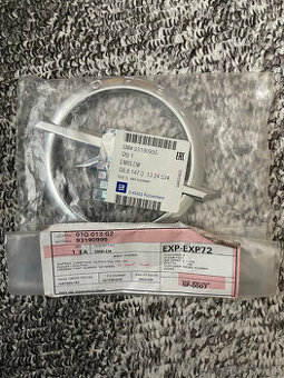 Opel Corsa D, znak (emblem) chromované lišty masky 93190995