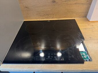 Indukční varná deska Electrolux CIR60433 černá– prasklé sklo