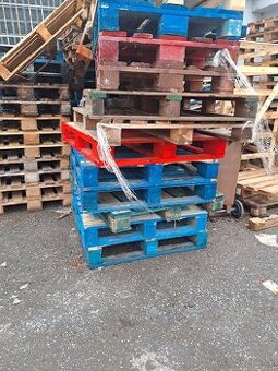 Barevné palety za odvoz